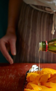 1. Этап. Индейка су-вид с тыквой: Сбрызнуть маслом по вкусу. У меня виноградной косточки. Выпекать в разогретой до 200С духовке до готовности. Время приготовления зависит от сорта. У меня как раз вышло чуть больше 30 мин., пока готовилось мясо.