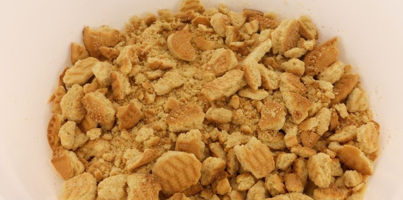 1. Этап. Торт из сгущенки: 1. Печенье перетираем в мелкую крошку.