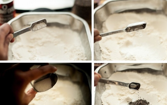 1. Этап. Пресное тесто для пиццы без дрожжей: 1. В глубокую мисочку просейте муку, добавьте соду, разрыхлитель, соль, сахар, семена чиа.