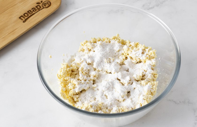 1. Этап. Сырники из тофу: Затем добавьте рисовую муку. Перемешайте еще раз.