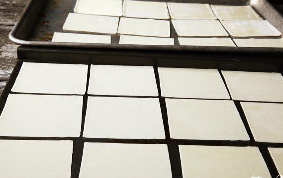 1. Этап. Треугольнички с Нутеллой и бананами: 2. Нагреть рапсовое масло на среднем огне в большой сковороде. Разрезать рисовую бумагу на квадраты и выложить на противне.