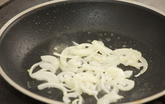 1. Этап. Азу по-татарски из говядины: 3. На сковороде разогрейте растительное масло. Отправьте туда лук, жарьте его 3-5 минут (до прозрачности).