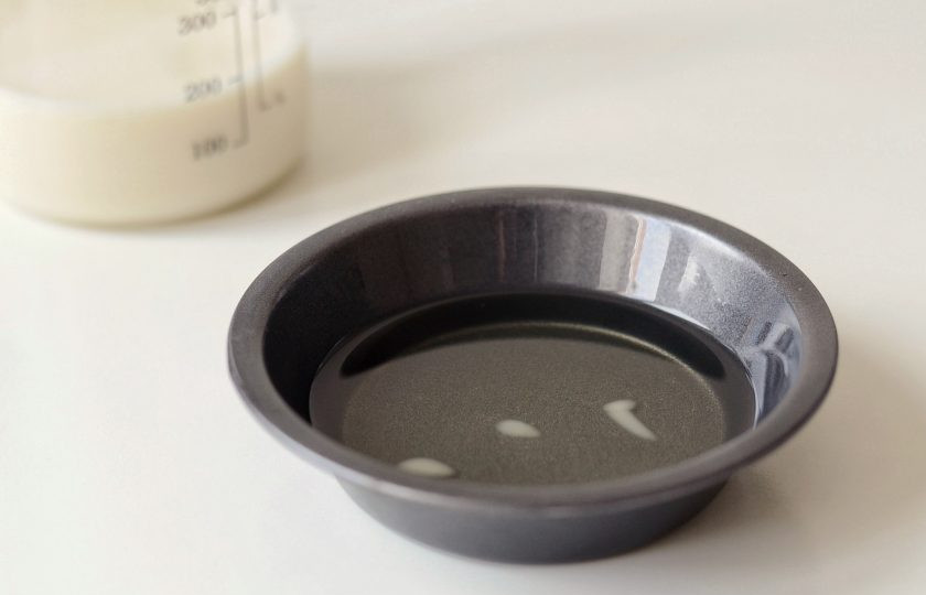 1. Этап. Соевая сметана в домашних условиях: Растопите кокосовое масло до жидкого состояния.