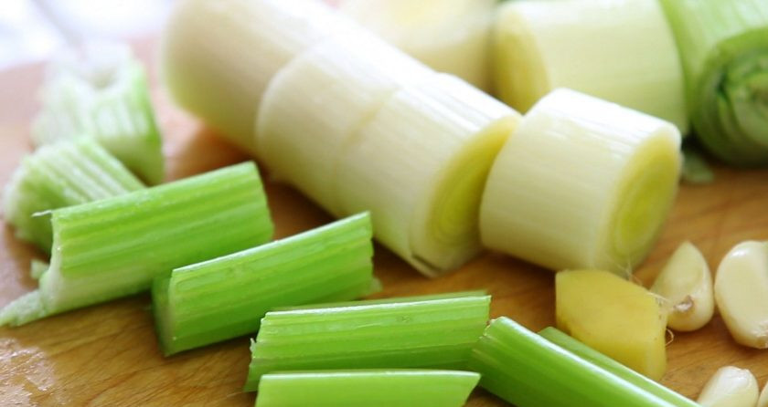 1. Этап. Куриный суп с лапшой по-итальянски: 2. Займитесь овощами. Почистите и нарежьте крупными кусочками оба вида лука, сельдерей и чеснок.