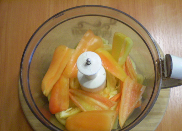 1. Этап. Вареная аджика на зиму: Измельчаем болгарский перец.