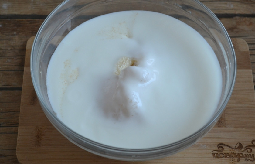 1. Этап. Вегетарианская шарлотка: Добавьте кефир, перемешайте до однородности массы.