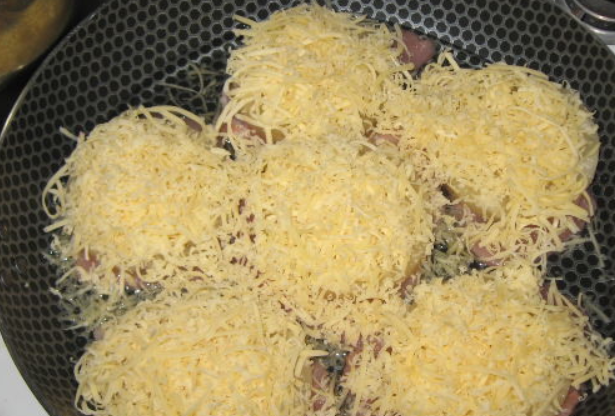 1. Этап. Свиные отбивные с сыром: Присыпаем сверху тертым сыром. Ставим в духовку на 30 минут, температура 180 градусов.