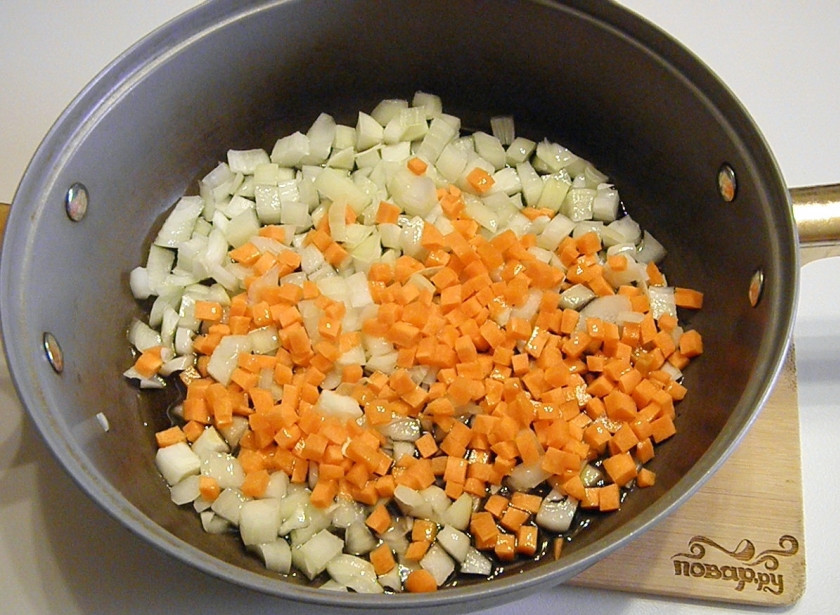 1. Этап. Икра из баклажанов кусочками: Разогрейте растительное масло на сковороде, добавьте лук и морковь. Обжаривайте до полуготовности, помешивайте регулярно.