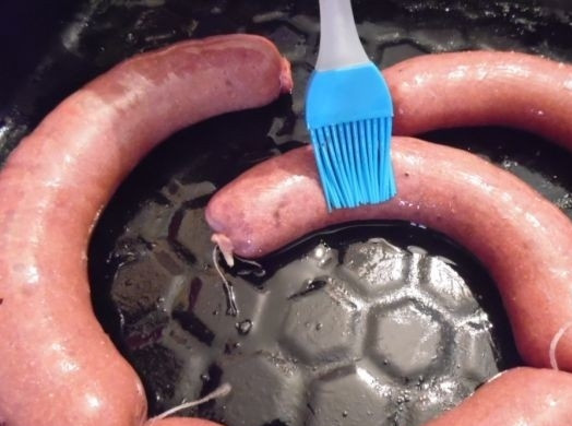 1. Этап. Печеночная колбаса домашняя: 4. С помощью специальной насадки или обычной лейки наполняем кишку печеночной массой, а затем перевязываем пищевыми нитками. Выкладываем колбасу на противень, смазываем подсолнечным маслом и отправляем в духовой шкаф на 35-45 минут при температуре 180-190 градусов.