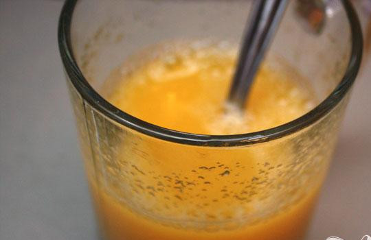 1. Этап. Желе из абрикосов: 3. Теперь надо распустить желатин в оставшемся апельсиновом соке (сок должен быть холодным).