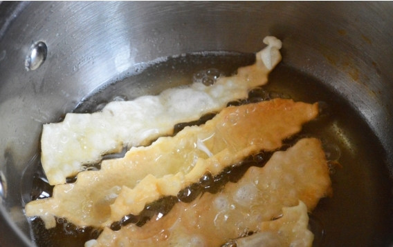 1. Этап. Хворост классический: 5. Нагреваем масло до кипения, после чего отправляем в него наши заготовки.