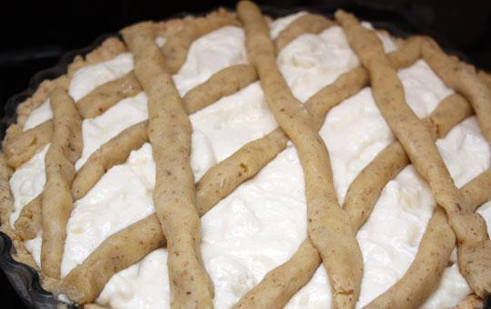 1. Этап. Будайский творожник: На испеченное тесто равномерно распределяем нашу творожную начинку. Сверху украшаем пирог сеточкой из оставшегося теста - как на фото.