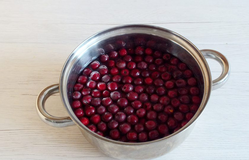 1. Этап. Морс из боярышника: Боярышник вымойте. Переложите в кастрюлю. Залейте 1 литром воды. Поставьте на умеренный огонь. Варите в течение 1 часа под крышкой.