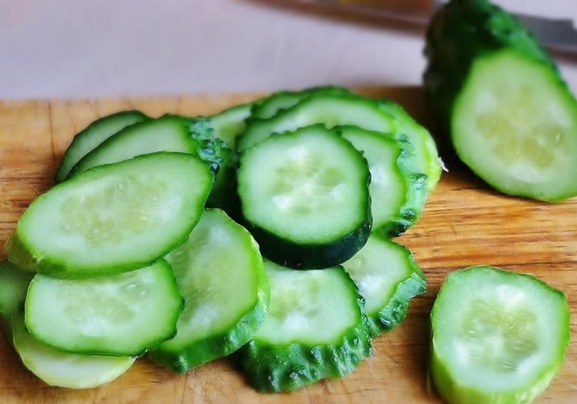 1. Этап. Закусочная пицца на слоеном тесте: 6. Огурцы мою, срезаю у них 