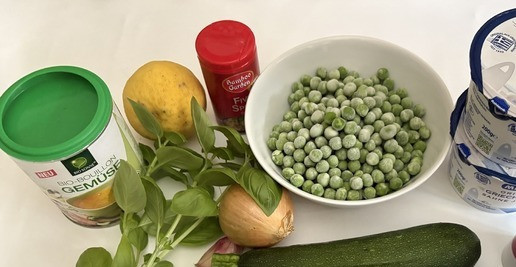 1. Этап. Холодный суп из цуккини и горошка: Приготовить ингредиенты. Бульон у меня овощной.