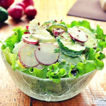 Салат из редиса с огурцом и яйцом