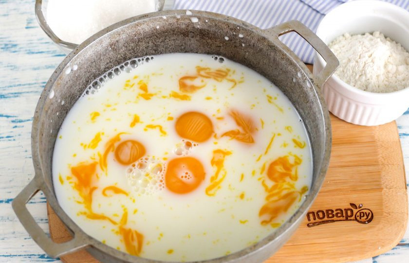 1. Этап. Заварной крем на маргарине: Разбейте куриные яйца и отделите белки от желтков. Влейте в миску или прямо в казан молоко любой жирности, добавьте в него сахарный песок, лимонную кислоту и желтки, взбейте венчиком.