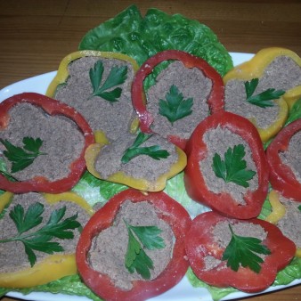 Pepper stuffed with liver and mushrooms