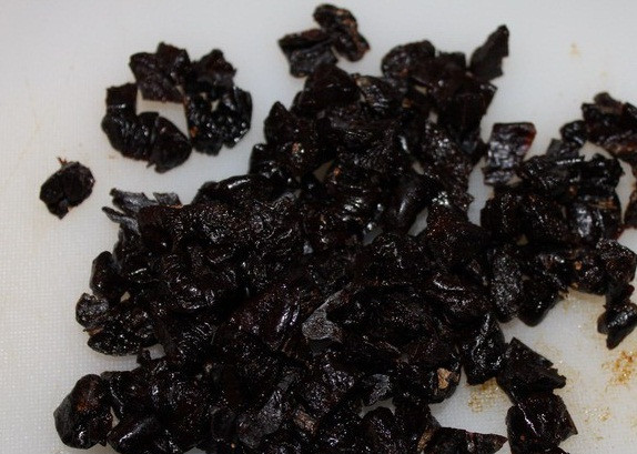 1. Этап. Мясные рулетики с черносливом: Для начинки используем чернослив без косточки, затем заливаем его кипятком, чтобы сделать мягче. Нарезаем кусочками.