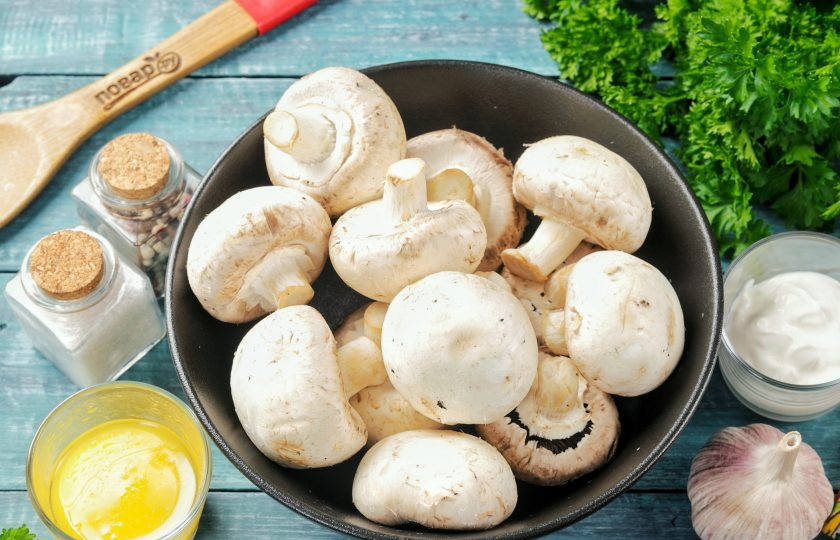 1. Этап. Сочные шампиньоны на мангале: Подготовьте все ингредиенты по списку. Масло сливочное растопите и дайте немного остыть.