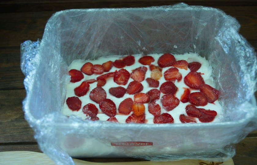 1. Этап. Клубнично-творожный торт без выпечки: Несколько ягод клубники разрезать пополам и уложить слоем на крем.