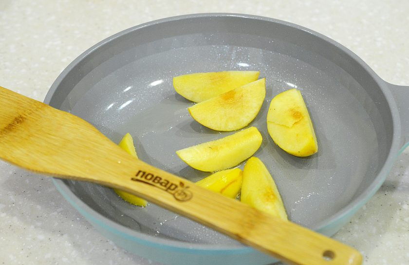 1. Этап. Курица с айвой тушеная: 2. Растопите сливочное масло и обжарьте айву в сковороде.