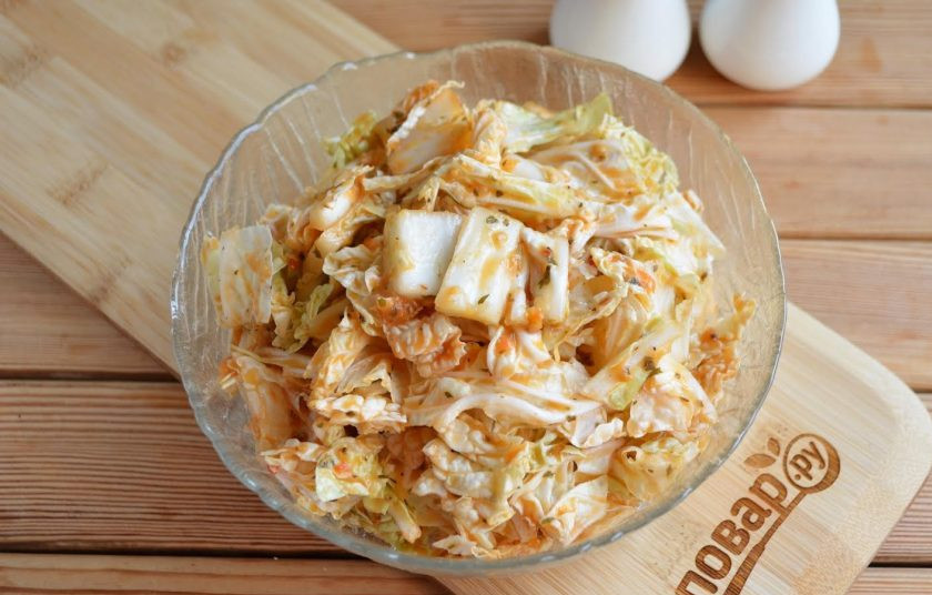 1. Этап. Кимчи из пекинской капусты: 4. Смешать рубленную капусту, соус, уксус, соль и чеснок в одной чаше и поставить в холодильник минимум на 1 ночь. Знатоки считают, что настоящий кимчи любит выдержку не менее суток. Подавать капусту надо холодной к любым жирным мясным блюдам.