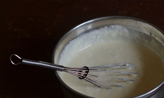 1. Этап. Оладьи с кислым молоком: 5. Тщательно перемешайте тесто до однородности.