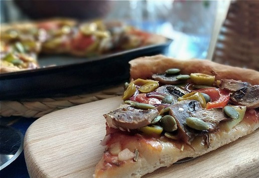 1. Этап. Постная пицца с авокадо: Подаём, нарезав на куски.