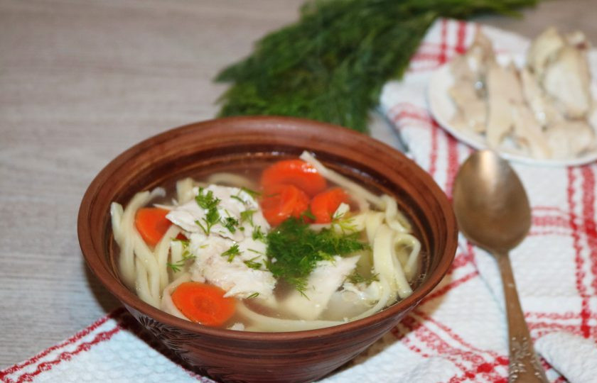 1. Этап. Татарский суп-лапша «Токмач»: Если токмач приготовлен для семейного обеда, то его просто разливают по тарелкам. Но если блюдо приготовлено для гостей, сначала по тарелкам разливают бульон с лапшой, а мясо и картофель с морковью подают на отдельном блюде. Причём, сначала выкладывают овощи, а на них – куски мяса. Каждый набирает себе сколько считает нужным. Приятного аппетита!