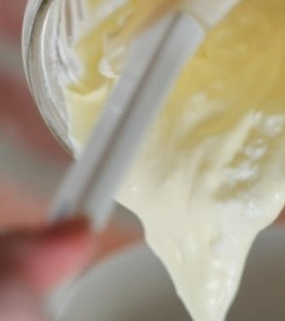 1. Этап. Мороженое с клубникой: 2. Выложить в мороженицу молочную основу. Если мороженицы нет, тогда сперва отправить ее в глубокую мисочку.