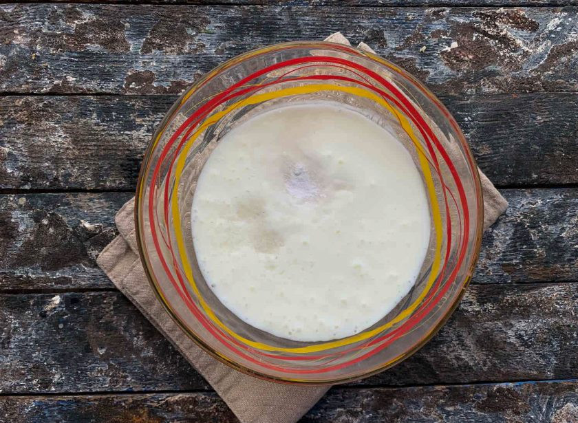 1. Этап. Адыгейские лепешки на кефире: Кефир вылейте в глубокую емкость, добавьте соль, соду, перемешайте и оставьте на 15 минут.