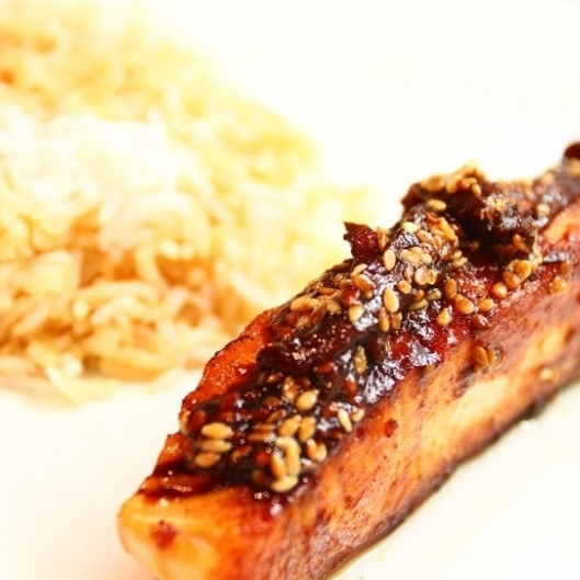 1. Этап. Лосось с имбирем: Подаем лосося с приготовленным имбирным соусом и рисом. Приятного аппетита!