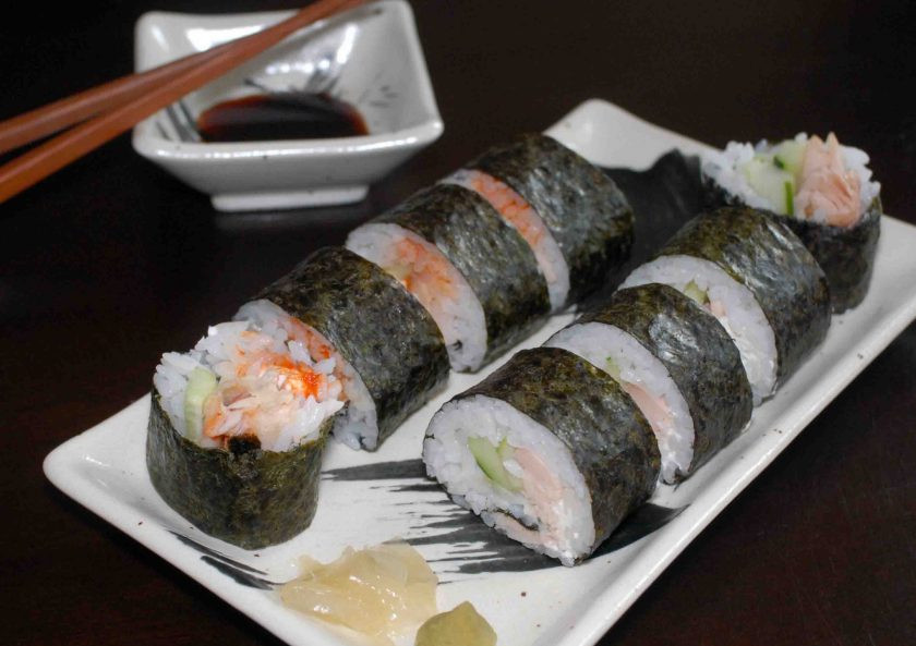1. Этап. Суши с форелью: 3. Заверните ролл и таким же образом сделайте суши из оставшихся нори. Острым ножом разрежьте каждый ролл на кусочки. Украсьте суши черным кунжутом, а подавайте с соевым соусом и васаби. Приятного аппетита!