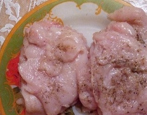 1. Этап. Куриная грудка в яйце: Натрите куриное филе черным перцем и солью. Вы можете предварительно замариновать кусочки в ваших любимых пряностях или травах, чтобы придать блюду пикантный вкус.