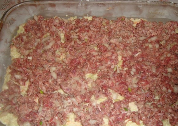 1. Этап. Кабачковый торт с фаршем: Сверху равномерно распределяем начинку.