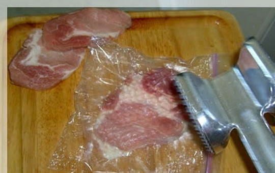 1. Этап. Крученики из свинины с грибами: Разрежьте вырезку на 10 ломтиков толщиной в 1 см. Положите кусочек мяса в полиэтиленовый пакет и отбейте молоточком, чтобы получился тонкий пласт. Натрите мясо смесью соли и черного перца.