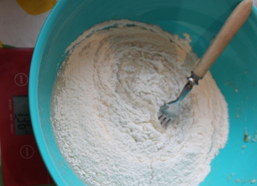 1. Этап. Банановые оладушки на молоке: Потом подмешайте муку и добавьте соду или разрыхлитель.