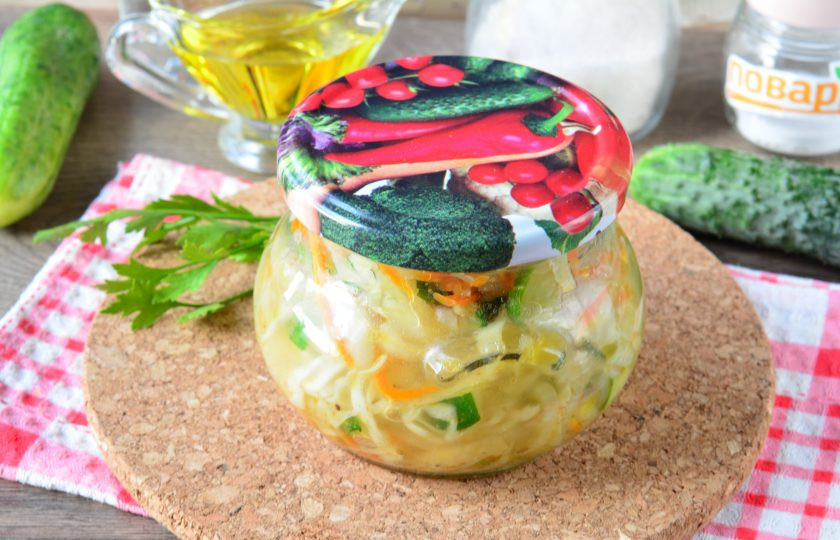 1. Этап. Капуста с огурцами по-корейски на зиму: Храните заготовку в темном и прохладном месте до зимы.