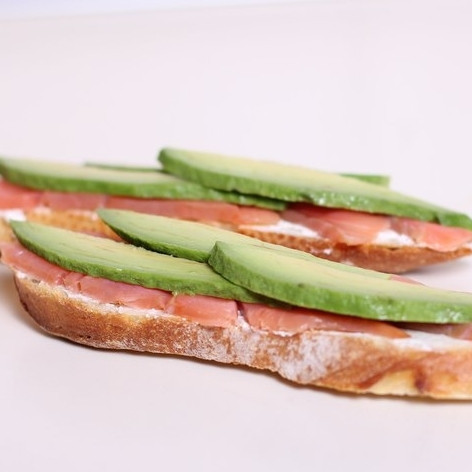 1. Этап. Сэндвич со слабосоленой семгой и авокадо: На рыбу - несколько тонких долек авокадо (без кожуры, естественно).