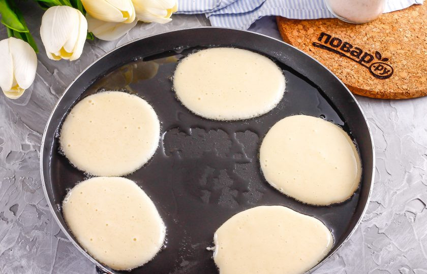 1. Этап. Оладьи с нутеллой: Прогрейте растительное масло на сковороде и выложите в него части теста, отмеряя их столовой ложкой. Сразу же убавьте нагрев до умеренного.