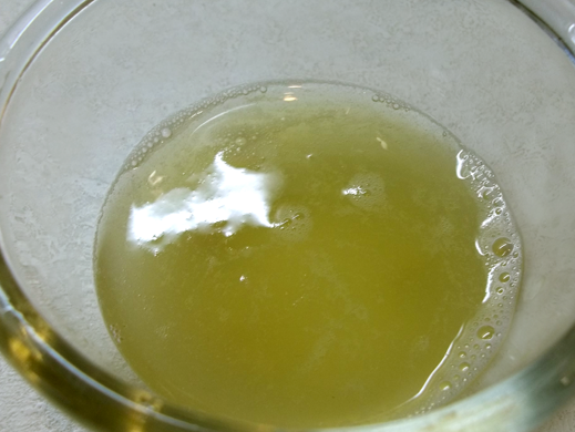 1. Этап. Салат из слабосоленой красной рыбы: 6. В качестве заправки лучше всего использовать самый простой вариант - оливковое масло и сок лимона. При желании ее можно немного поперчить и добавить сушеные травы по вкусу. Соединить все ингредиенты салата и полить заправкой. Вот и все, можно подавать к столу.