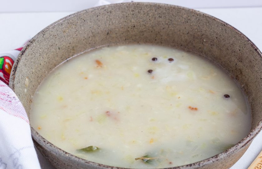 1. Этап. Пряженина: Влейте горячую воду, добавьте перец-горошек, лавровый лист. Посолите соус, но не переусердствуйте. Свою соль ещё немного отдаст колбаса. Перемешайте до однородного состояния.