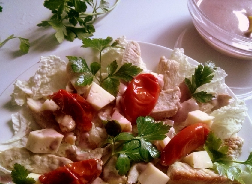 1. Этап. Салат из индейки с вялеными помидорами: Выложите поверх капусты 