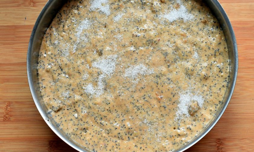 1. Этап. Сливово-медовый пирог с маком: Перелейте тесто в подготовленную форму, присыпьте сверху ложкой сахара и выпекайте в прогретой до 200 градусов духовке до готовности. Готовый пирог пружинит и отстает от краев, а зубочистка выходит сухой.