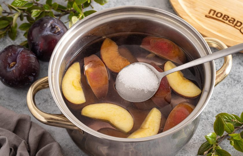 1. Этап. Компот из слив и яблок: Затем добавь сахар и варите на небольшом огне 5 минут.