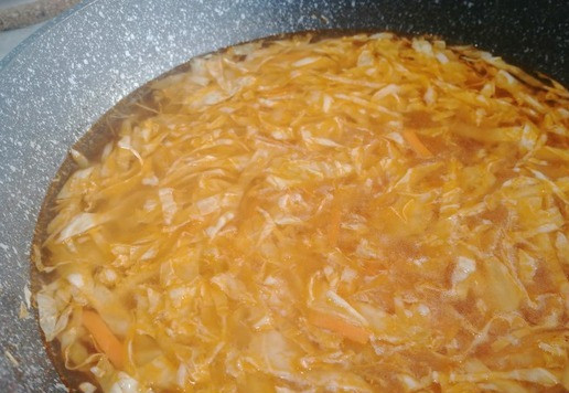 1. Этап. Борщ с фасолью и мойвой: Влить горячий бульон или воду, добавить изюм. Увеличить t, довести до кипения, снова уменьшить t и варить до готовности капусты. Я использовала бульон, сваренный из головы, хребта, хвоста и брюшка, которые остались после филирования горбуши (400 г. на 1 л. воды) Вместо изюма можно использовать либо чернослив, либо курагу. Затем влить маринад. Маринад не должен быть сильно уксусным. Я использую из домашних заготовок. Т. к. у каждого свои пропорции в заготовках, то маринад лучше добавлять постепенно, каждый раз пробуя на свой вкус. Его можно заменить на лимонную кислоту или яблочный/ обычный уксус, или щавель, сок лимона и т. п. Главное, чтобы присутствовала кислота.