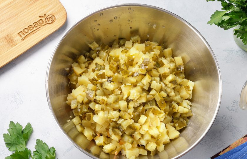 1. Этап. Салат со скумбрией и соленым огурцом: Аналогично нарежьте соленые огурцы.