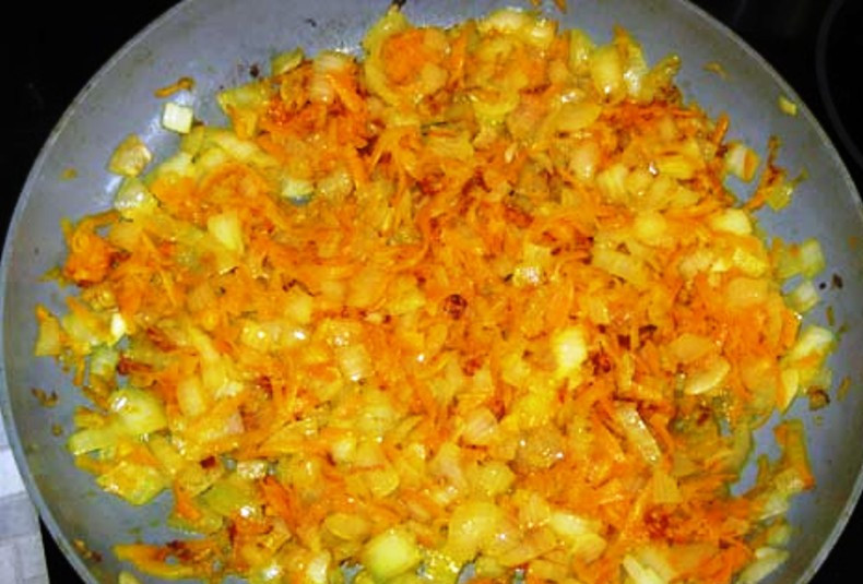 1. Этап. Суп из свежих опят: Обжарьте порезанный лук на сковороде, затем добавьте тертую морковь. Жарьте вместе в течение 10 минут, затем отправьте овощи в суп. Перемешайте и варите в течение 15 минут.