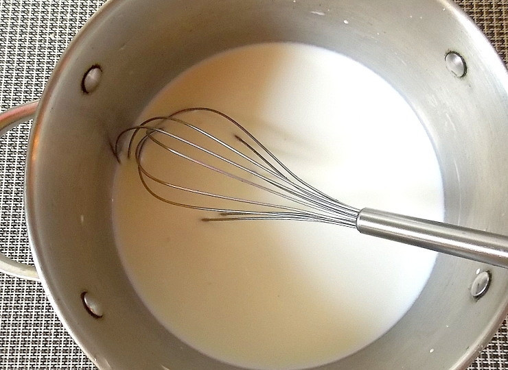 1. Этап. Десерт Яйцо страуса: Смешайте молоко, сливки, оставшийся сахар и крахмал.